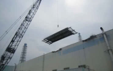 Prowizoryczny dach elektrowni Fukushima