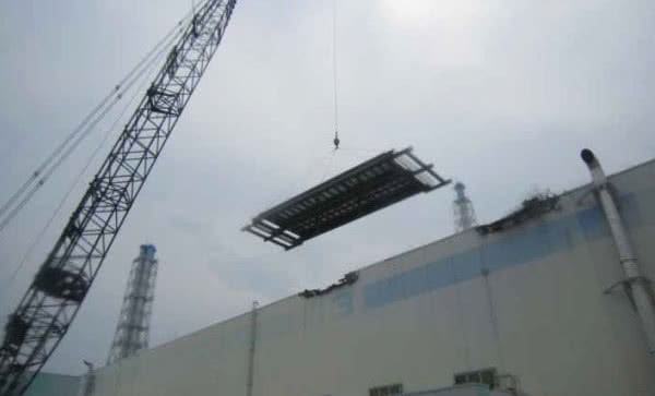 Prowizoryczny dach elektrowni Fukushima