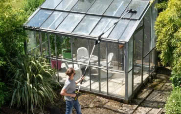 Czyszczenie szklarni i folii - mniej szkodników, więcej światła