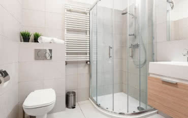 Brodziki z konglomeratu, akrylu czy kompozytu? Zestawienie najlepszych modeli na rynku