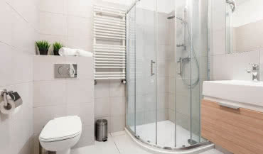 Brodziki z konglomeratu, akrylu czy kompozytu? Zestawienie najlepszych modeli na rynku