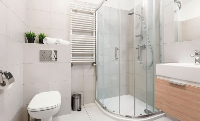 Brodziki z konglomeratu, akrylu czy kompozytu? Zestawienie najlepszych modeli na rynku