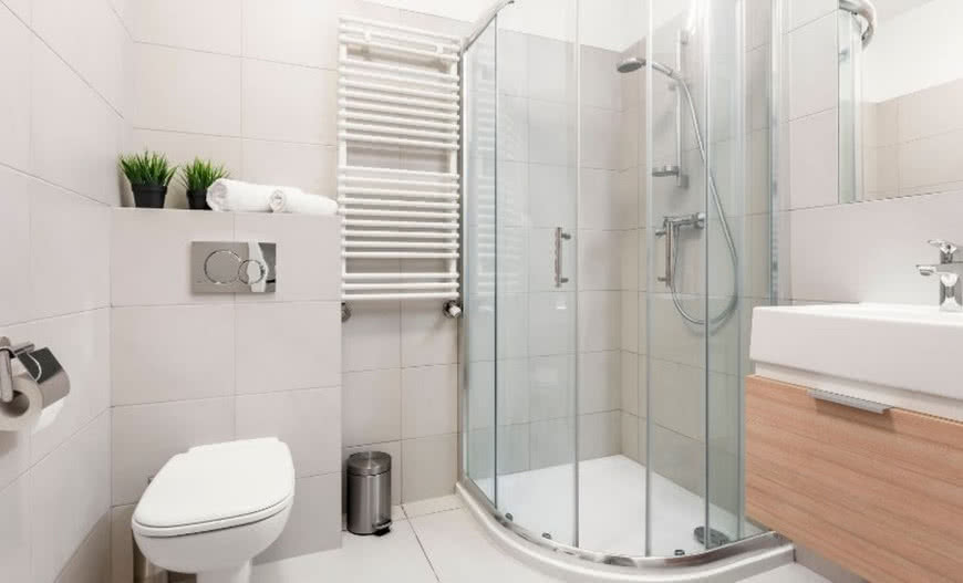 Brodziki z konglomeratu, akrylu czy kompozytu? Zestawienie najlepszych modeli na rynku