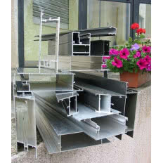 Fasady, witryny aluminiowo-szklane i systemy całoszklane