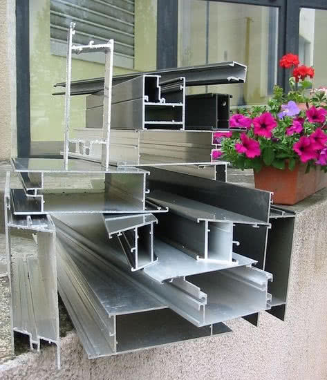 Fasady, witryny aluminiowo-szklane i systemy całoszklane