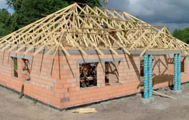 Jak zabezpieczyć drewno w konstrukcjach budowlanych?