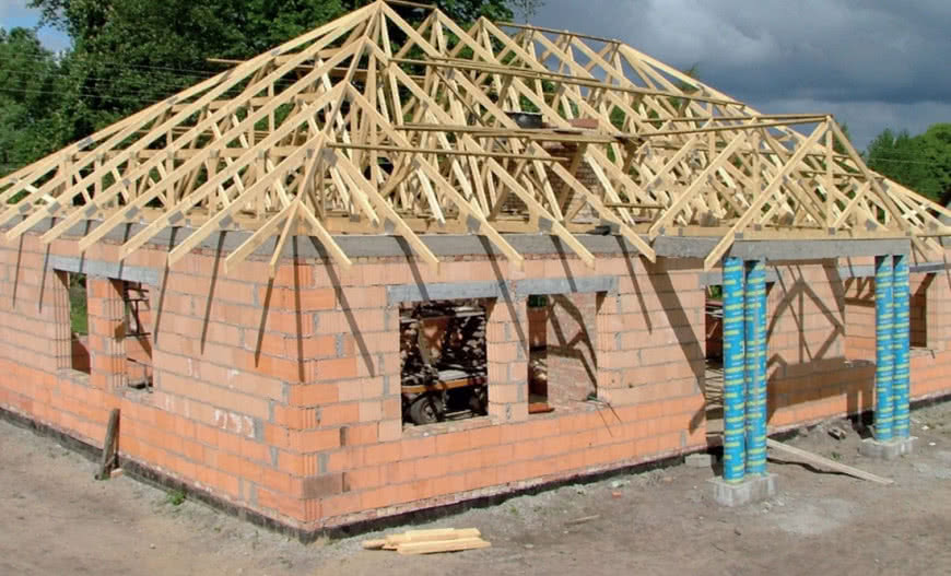 Jak zabezpieczyć drewno w konstrukcjach budowlanych?