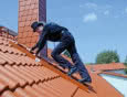 Jak bezpiecznie poruszać się po stromym dachu?