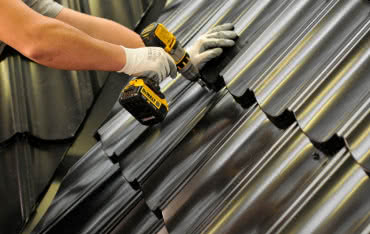 Co wyróżnia pokrycia dachowe z blachy? Zalety i wady