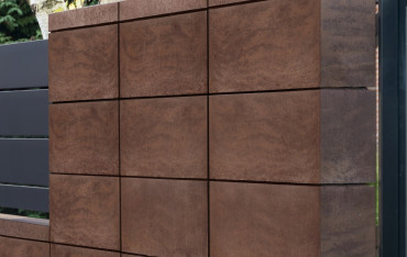 Nowoczesne ogrodzenie z dużych bloczków. Zalety, koszty i technologia budowy