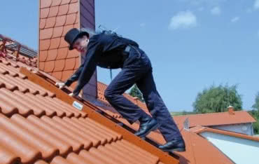 Jak bezpiecznie poruszać się po stromym dachu?