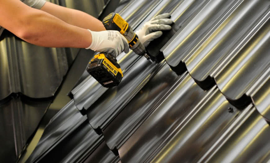 Co wyróżnia pokrycia dachowe z blachy? Zalety i wady