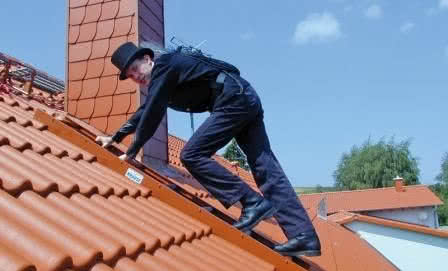 Jak bezpiecznie poruszać się po stromym dachu?