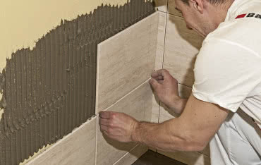 Jak samodzielnie ułożyć płytki ceramiczne w łazience?