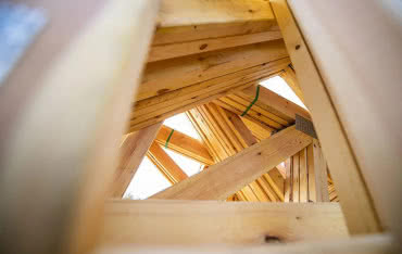 Wiązary dachowe drewniane: cena, zalety i wady. Co musisz wiedzieć przed wyborem?