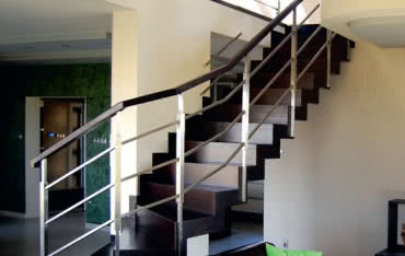 Schody gotowe - kształt, konstrukcja i materiał