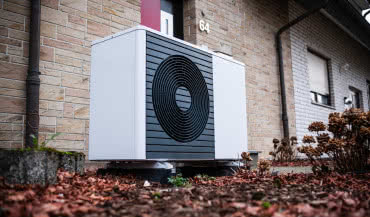 Skropliny z pompy ciepła: jak je odprowadzić, żeby nie zalać fundamentów?