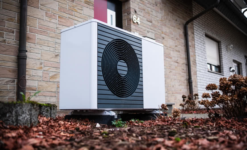 Skropliny z pompy ciepła: jak je odprowadzić, żeby nie zalać fundamentów?