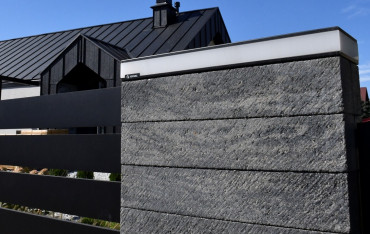 Montaż oświetlenia ogrodzenia – jak prawidłowo zainstalować lampy LED BLOCK?