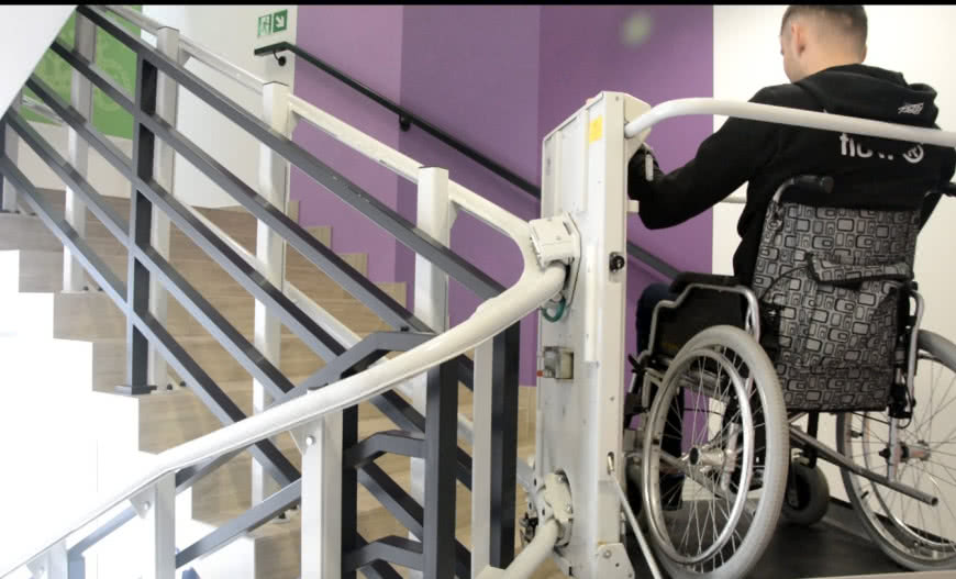 Jak ułatwić dostęp do budynku osobom niepełnosprawnym?