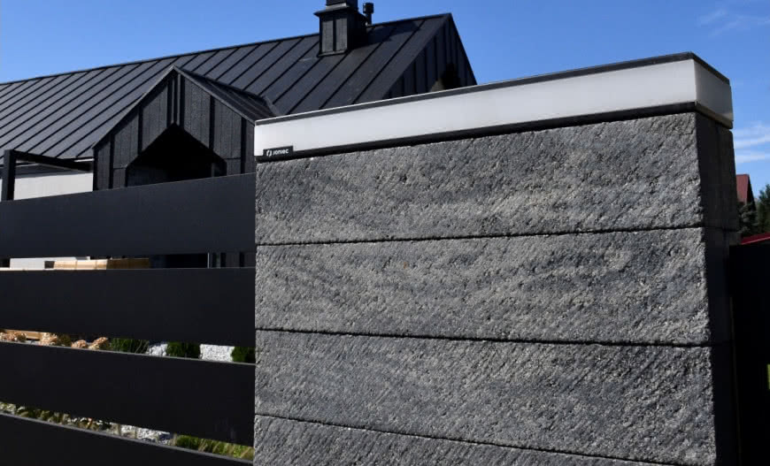 Montaż oświetlenia ogrodzenia – jak prawidłowo zainstalować lampy LED BLOCK?