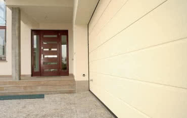 Bramy garażowe z napędem - rodzaje, montaż i konserwacja