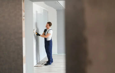 Farba akrylowa vs lateksowa – którą lepiej wybrać do kuchni, a którą do salonu?