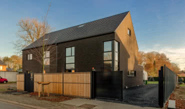 Dom w nowoczesnym stylu. Jaka stolarka i ogrodzenie będą do niego pasować?