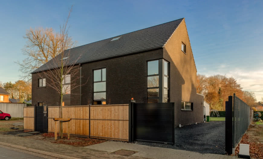 Dom w nowoczesnym stylu. Jaka stolarka i ogrodzenie będą do niego pasować?