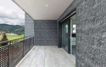 Szczelny balkon z okładziną z płytek