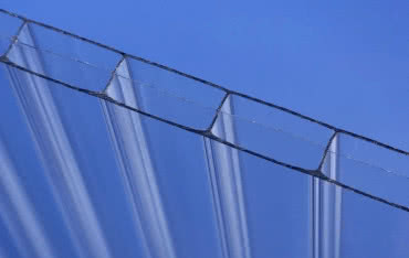 Poliwęglan kontra szkło: co wybrać na zadaszenie tarasu lub basenu?