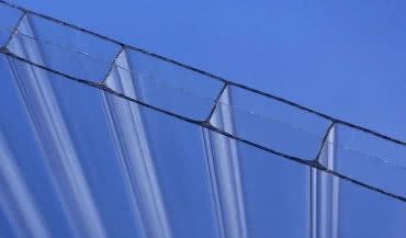 Poliwęglan kontra szkło: co wybrać na zadaszenie tarasu lub basenu?