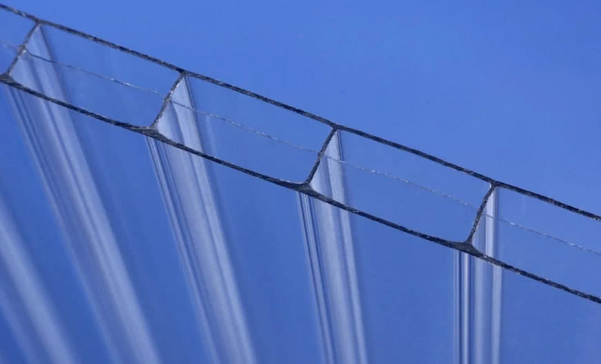 Poliwęglan kontra szkło: co wybrać na zadaszenie tarasu lub basenu?