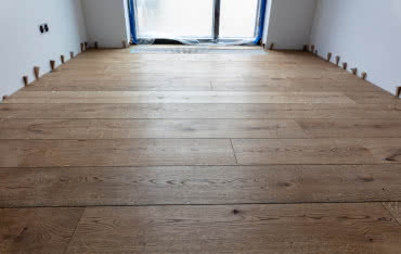 Systemy do montażu podłóg drewnianych: od gruntowania po zaawansowane kleje
