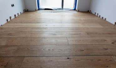 Systemy do montażu podłóg drewnianych: od gruntowania po zaawansowane kleje