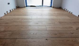 Systemy do montażu podłóg drewnianych: od gruntowania po zaawansowane kleje