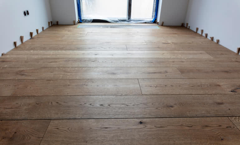 Systemy do montażu podłóg drewnianych: od gruntowania po zaawansowane kleje
