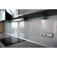 Kolorowe szkło Colorimo zamiast kafelków na ścianę w kuchni