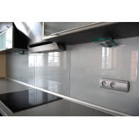 Kolorowe szkło Colorimo zamiast kafelków na ścianę w kuchni