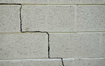 Zabezpieczenie pęknięć elewacji przed zimą