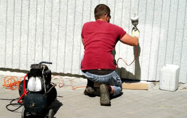 Malowanie natryskowe - kiedy się sprawdza? Rodzaje farb i urządzeń