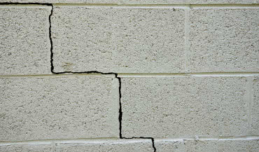 Zabezpieczenie pęknięć elewacji przed zimą