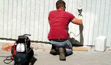 Malowanie natryskowe - kiedy się sprawdza? Rodzaje farb i urządzeń
