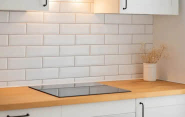 Jak samodzielnie ułożyć płytki w kuchni? Poradnik