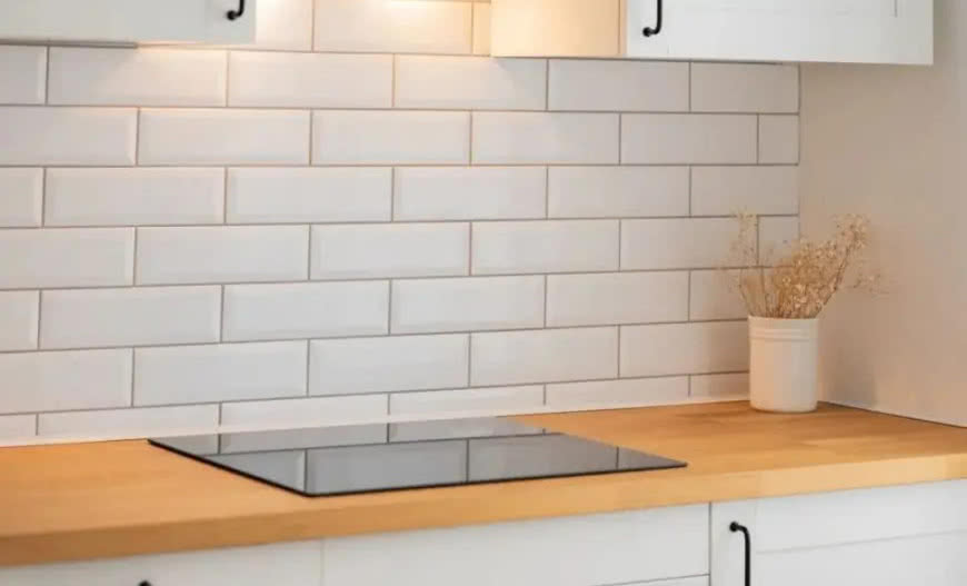 Jak samodzielnie ułożyć płytki w kuchni? Poradnik