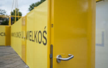 Żółte drzwi Porta w instalacji Rumasa na Festiwalu Łódź Czterech Kultur