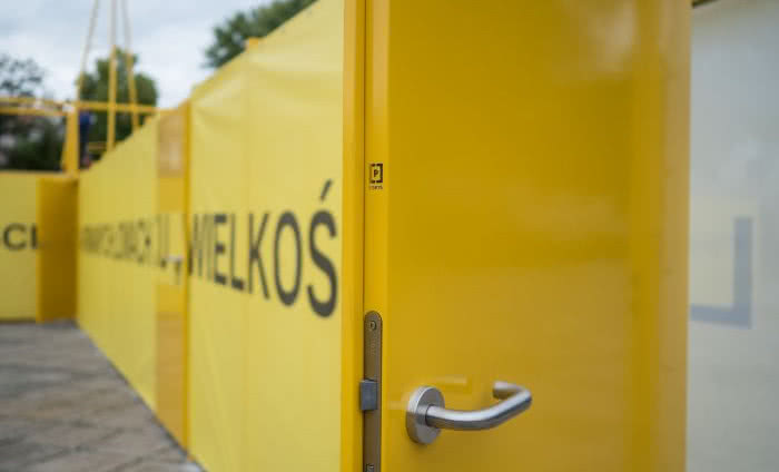 Żółte drzwi Porta w instalacji Rumasa na Festiwalu Łódź Czterech Kultur