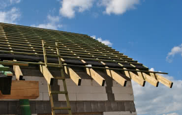 Impregnacja drewna konstrukcyjnego: jak skutecznie chronić dach, wiatę i taras?