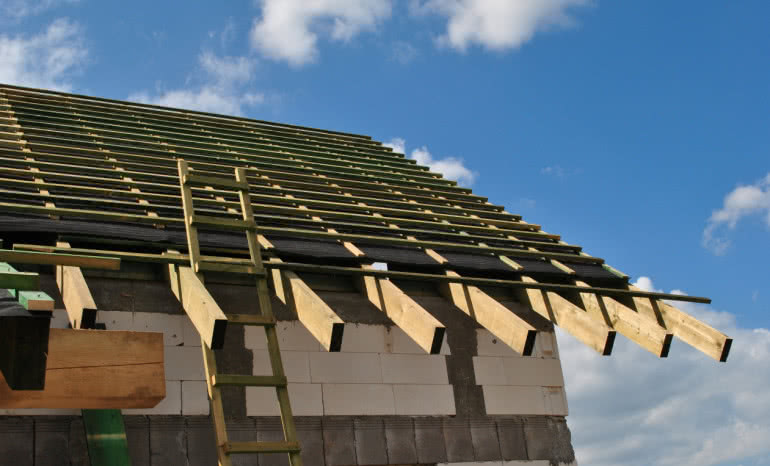 Impregnacja drewna konstrukcyjnego: jak skutecznie chronić dach, wiatę i taras?