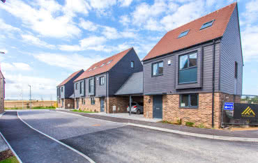 Osiedle mieszkaniowe w Margate z oknami dachowymi Keylite